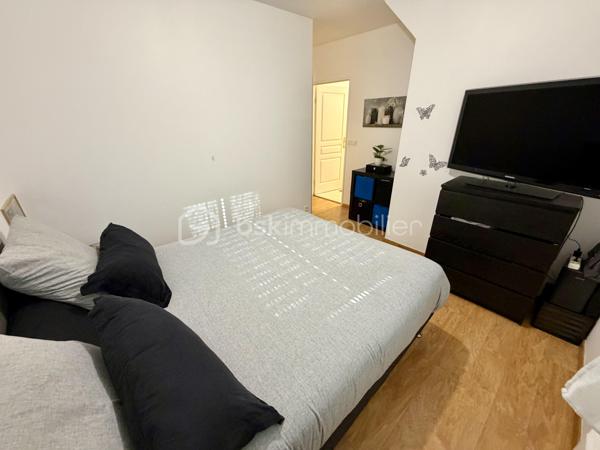 Située dans un secteur très calme et recherché de Saintry sur Seine.

Venez découvrir cette maison de 89m² mitoyenne d'un coté construite en 2007.

Au rez-de-chaussée une entrée desservant un double salon de 30m² donnant sur une terrasse privative de 25m², une cuisine fermée de 6m², un WC séparé et un garage attenant de 14m2.
A l'étage un palier vous guidera vers trois belles chambres avec placards de 11m², 11,5m² et 12m² dont une avec suite parentale avec salle de bain, ainsi qu'une salle d'eau et un WC séparé.

Vous bénéficierez également d'une place de parking sur le côté de la maison.

Charges de copropriété : 80€ / mois (eau froide)
Taxe foncière : 1944€

LES BONUS :
- Double vitrage PVC
- Poêle à bois

COMMODITÉS :
- Carré Sénart à 10min en voiture
- Centre ville avec boulangerie, pharmacie, superette... à 5min à pieds
- Complexe sportif Salle Corot à 5min en voiture 
- Bibliothèque, école de dessin et de musique
- Ecoles : Maternelle et primaire dans la ville, Collège à St Germain les Corbeil, Lycée à Corbeil ou Evry
- Transports : Gare RER D de Corbeil Essonnes ou Savigny le temple - Nandy à 10minutes en voiture
- Bords de Seine 5min à pieds 

Disponible 7jrs/7 n'hésitez pas à me contacter pour faire une visite ou avoir plus d'infos concernant ce bien.

>> 100% OUVERT AU PARTAGE INTER AGENCE !! <<

VIDEO DISPONIBLE SUR DEMANDE OU EN LIEN DANS L'ANNONCE