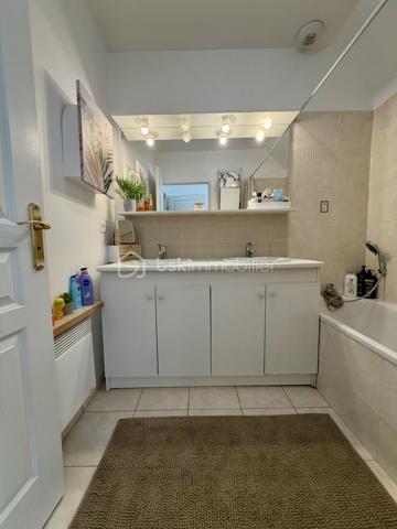 Située dans un secteur très calme et recherché de Saintry sur Seine.

Venez découvrir cette maison de 89m² mitoyenne d'un coté construite en 2007.

Au rez-de-chaussée une entrée desservant un double salon de 30m² donnant sur une terrasse privative de 25m², une cuisine fermée de 6m², un WC séparé et un garage attenant de 14m2.
A l'étage un palier vous guidera vers trois belles chambres avec placards de 11m², 11,5m² et 12m² dont une avec suite parentale avec salle de bain, ainsi qu'une salle d'eau et un WC séparé.

Vous bénéficierez également d'une place de parking sur le côté de la maison.

Charges de copropriété : 80€ / mois (eau froide)
Taxe foncière : 1944€

LES BONUS :
- Double vitrage PVC
- Poêle à bois

COMMODITÉS :
- Carré Sénart à 10min en voiture
- Centre ville avec boulangerie, pharmacie, superette... à 5min à pieds
- Complexe sportif Salle Corot à 5min en voiture 
- Bibliothèque, école de dessin et de musique
- Ecoles : Maternelle et primaire dans la ville, Collège à St Germain les Corbeil, Lycée à Corbeil ou Evry
- Transports : Gare RER D de Corbeil Essonnes ou Savigny le temple - Nandy à 10minutes en voiture
- Bords de Seine 5min à pieds 

Disponible 7jrs/7 n'hésitez pas à me contacter pour faire une visite ou avoir plus d'infos concernant ce bien.

>> 100% OUVERT AU PARTAGE INTER AGENCE !! <<

VIDEO DISPONIBLE SUR DEMANDE OU EN LIEN DANS L'ANNONCE