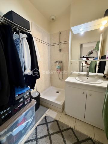 Située dans un secteur très calme et recherché de Saintry sur Seine.

Venez découvrir cette maison de 89m² mitoyenne d'un coté construite en 2007.

Au rez-de-chaussée une entrée desservant un double salon de 30m² donnant sur une terrasse privative de 25m², une cuisine fermée de 6m², un WC séparé et un garage attenant de 14m2.
A l'étage un palier vous guidera vers trois belles chambres avec placards de 11m², 11,5m² et 12m² dont une avec suite parentale avec salle de bain, ainsi qu'une salle d'eau et un WC séparé.

Vous bénéficierez également d'une place de parking sur le côté de la maison.

Charges de copropriété : 80€ / mois (eau froide)
Taxe foncière : 1944€

LES BONUS :
- Double vitrage PVC
- Poêle à bois

COMMODITÉS :
- Carré Sénart à 10min en voiture
- Centre ville avec boulangerie, pharmacie, superette... à 5min à pieds
- Complexe sportif Salle Corot à 5min en voiture 
- Bibliothèque, école de dessin et de musique
- Ecoles : Maternelle et primaire dans la ville, Collège à St Germain les Corbeil, Lycée à Corbeil ou Evry
- Transports : Gare RER D de Corbeil Essonnes ou Savigny le temple - Nandy à 10minutes en voiture
- Bords de Seine 5min à pieds 

Disponible 7jrs/7 n'hésitez pas à me contacter pour faire une visite ou avoir plus d'infos concernant ce bien.

>> 100% OUVERT AU PARTAGE INTER AGENCE !! <<

VIDEO DISPONIBLE SUR DEMANDE OU EN LIEN DANS L'ANNONCE