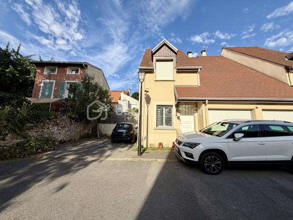 Située dans un secteur très calme et recherché de Saintry sur Seine.

Venez découvrir cette maison de 89m² mitoyenne d'un coté construite en 2007.

Au rez-de-chaussée une entrée desservant un double salon de 30m² donnant sur une terrasse privative de 25m², une cuisine fermée de 6m², un WC séparé et un garage attenant de 14m2.
A l'étage un palier vous guidera vers trois belles chambres avec placards de 11m², 11,5m² et 12m² dont une avec suite parentale avec salle de bain, ainsi qu'une salle d'eau et un WC séparé.

Vous bénéficierez également d'une place de parking sur le côté de la maison.

Charges de copropriété : 80€ / mois (eau froide)
Taxe foncière : 1944€

LES BONUS :
- Double vitrage PVC
- Poêle à bois

COMMODITÉS :
- Carré Sénart à 10min en voiture
- Centre ville avec boulangerie, pharmacie, superette... à 5min à pieds
- Complexe sportif Salle Corot à 5min en voiture 
- Bibliothèque, école de dessin et de musique
- Ecoles : Maternelle et primaire dans la ville, Collège à St Germain les Corbeil, Lycée à Corbeil ou Evry
- Transports : Gare RER D de Corbeil Essonnes ou Savigny le temple - Nandy à 10minutes en voiture
- Bords de Seine 5min à pieds 

Disponible 7jrs/7 n'hésitez pas à me contacter pour faire une visite ou avoir plus d'infos concernant ce bien.

>> 100% OUVERT AU PARTAGE INTER AGENCE !! <<

VIDEO DISPONIBLE SUR DEMANDE OU EN LIEN DANS L'ANNONCE