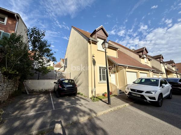 Située dans un secteur très calme et recherché de Saintry sur Seine.

Venez découvrir cette maison de 89m² mitoyenne d'un coté construite en 2007.

Au rez-de-chaussée une entrée desservant un double salon de 30m² donnant sur une terrasse privative de 25m², une cuisine fermée de 6m², un WC séparé et un garage attenant de 14m2.
A l'étage un palier vous guidera vers trois belles chambres avec placards de 11m², 11,5m² et 12m² dont une avec suite parentale avec salle de bain, ainsi qu'une salle d'eau et un WC séparé.

Vous bénéficierez également d'une place de parking sur le côté de la maison.

Charges de copropriété : 80€ / mois (eau froide)
Taxe foncière : 1944€

LES BONUS :
- Double vitrage PVC
- Poêle à bois

COMMODITÉS :
- Carré Sénart à 10min en voiture
- Centre ville avec boulangerie, pharmacie, superette... à 5min à pieds
- Complexe sportif Salle Corot à 5min en voiture 
- Bibliothèque, école de dessin et de musique
- Ecoles : Maternelle et primaire dans la ville, Collège à St Germain les Corbeil, Lycée à Corbeil ou Evry
- Transports : Gare RER D de Corbeil Essonnes ou Savigny le temple - Nandy à 10minutes en voiture
- Bords de Seine 5min à pieds 

Disponible 7jrs/7 n'hésitez pas à me contacter pour faire une visite ou avoir plus d'infos concernant ce bien.

>> 100% OUVERT AU PARTAGE INTER AGENCE !! <<

VIDEO DISPONIBLE SUR DEMANDE OU EN LIEN DANS L'ANNONCE