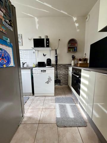 Située dans un secteur très calme et recherché de Saintry sur Seine.

Venez découvrir cette maison de 89m² mitoyenne d'un coté construite en 2007.

Au rez-de-chaussée une entrée desservant un double salon de 30m² donnant sur une terrasse privative de 25m², une cuisine fermée de 6m², un WC séparé et un garage attenant de 14m2.
A l'étage un palier vous guidera vers trois belles chambres avec placards de 11m², 11,5m² et 12m² dont une avec suite parentale avec salle de bain, ainsi qu'une salle d'eau et un WC séparé.

Vous bénéficierez également d'une place de parking sur le côté de la maison.

Charges de copropriété : 80€ / mois (eau froide)
Taxe foncière : 1944€

LES BONUS :
- Double vitrage PVC
- Poêle à bois

COMMODITÉS :
- Carré Sénart à 10min en voiture
- Centre ville avec boulangerie, pharmacie, superette... à 5min à pieds
- Complexe sportif Salle Corot à 5min en voiture 
- Bibliothèque, école de dessin et de musique
- Ecoles : Maternelle et primaire dans la ville, Collège à St Germain les Corbeil, Lycée à Corbeil ou Evry
- Transports : Gare RER D de Corbeil Essonnes ou Savigny le temple - Nandy à 10minutes en voiture
- Bords de Seine 5min à pieds 

Disponible 7jrs/7 n'hésitez pas à me contacter pour faire une visite ou avoir plus d'infos concernant ce bien.

>> 100% OUVERT AU PARTAGE INTER AGENCE !! <<

VIDEO DISPONIBLE SUR DEMANDE OU EN LIEN DANS L'ANNONCE