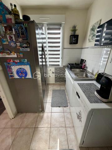 Située dans un secteur très calme et recherché de Saintry sur Seine.

Venez découvrir cette maison de 89m² mitoyenne d'un coté construite en 2007.

Au rez-de-chaussée une entrée desservant un double salon de 30m² donnant sur une terrasse privative de 25m², une cuisine fermée de 6m², un WC séparé et un garage attenant de 14m2.
A l'étage un palier vous guidera vers trois belles chambres avec placards de 11m², 11,5m² et 12m² dont une avec suite parentale avec salle de bain, ainsi qu'une salle d'eau et un WC séparé.

Vous bénéficierez également d'une place de parking sur le côté de la maison.

Charges de copropriété : 80€ / mois (eau froide)
Taxe foncière : 1944€

LES BONUS :
- Double vitrage PVC
- Poêle à bois

COMMODITÉS :
- Carré Sénart à 10min en voiture
- Centre ville avec boulangerie, pharmacie, superette... à 5min à pieds
- Complexe sportif Salle Corot à 5min en voiture 
- Bibliothèque, école de dessin et de musique
- Ecoles : Maternelle et primaire dans la ville, Collège à St Germain les Corbeil, Lycée à Corbeil ou Evry
- Transports : Gare RER D de Corbeil Essonnes ou Savigny le temple - Nandy à 10minutes en voiture
- Bords de Seine 5min à pieds 

Disponible 7jrs/7 n'hésitez pas à me contacter pour faire une visite ou avoir plus d'infos concernant ce bien.

>> 100% OUVERT AU PARTAGE INTER AGENCE !! <<

VIDEO DISPONIBLE SUR DEMANDE OU EN LIEN DANS L'ANNONCE