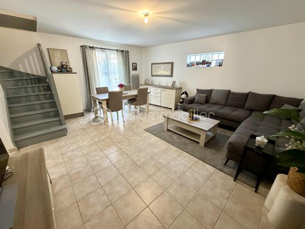 Située dans un secteur très calme et recherché de Saintry sur Seine.

Venez découvrir cette maison de 89m² mitoyenne d'un coté construite en 2007.

Au rez-de-chaussée une entrée desservant un double salon de 30m² donnant sur une terrasse privative de 25m², une cuisine fermée de 6m², un WC séparé et un garage attenant de 14m2.
A l'étage un palier vous guidera vers trois belles chambres avec placards de 11m², 11,5m² et 12m² dont une avec suite parentale avec salle de bain, ainsi qu'une salle d'eau et un WC séparé.

Vous bénéficierez également d'une place de parking sur le côté de la maison.

Charges de copropriété : 80€ / mois (eau froide)
Taxe foncière : 1944€

LES BONUS :
- Double vitrage PVC
- Poêle à bois

COMMODITÉS :
- Carré Sénart à 10min en voiture
- Centre ville avec boulangerie, pharmacie, superette... à 5min à pieds
- Complexe sportif Salle Corot à 5min en voiture 
- Bibliothèque, école de dessin et de musique
- Ecoles : Maternelle et primaire dans la ville, Collège à St Germain les Corbeil, Lycée à Corbeil ou Evry
- Transports : Gare RER D de Corbeil Essonnes ou Savigny le temple - Nandy à 10minutes en voiture
- Bords de Seine 5min à pieds 

Disponible 7jrs/7 n'hésitez pas à me contacter pour faire une visite ou avoir plus d'infos concernant ce bien.

>> 100% OUVERT AU PARTAGE INTER AGENCE !! <<

VIDEO DISPONIBLE SUR DEMANDE OU EN LIEN DANS L'ANNONCE