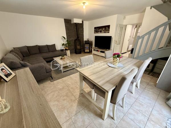 Située dans un secteur très calme et recherché de Saintry sur Seine.

Venez découvrir cette maison de 89m² mitoyenne d'un coté construite en 2007.

Au rez-de-chaussée une entrée desservant un double salon de 30m² donnant sur une terrasse privative de 25m², une cuisine fermée de 6m², un WC séparé et un garage attenant de 14m2.
A l'étage un palier vous guidera vers trois belles chambres avec placards de 11m², 11,5m² et 12m² dont une avec suite parentale avec salle de bain, ainsi qu'une salle d'eau et un WC séparé.

Vous bénéficierez également d'une place de parking sur le côté de la maison.

Charges de copropriété : 80€ / mois (eau froide)
Taxe foncière : 1944€

LES BONUS :
- Double vitrage PVC
- Poêle à bois

COMMODITÉS :
- Carré Sénart à 10min en voiture
- Centre ville avec boulangerie, pharmacie, superette... à 5min à pieds
- Complexe sportif Salle Corot à 5min en voiture 
- Bibliothèque, école de dessin et de musique
- Ecoles : Maternelle et primaire dans la ville, Collège à St Germain les Corbeil, Lycée à Corbeil ou Evry
- Transports : Gare RER D de Corbeil Essonnes ou Savigny le temple - Nandy à 10minutes en voiture
- Bords de Seine 5min à pieds 

Disponible 7jrs/7 n'hésitez pas à me contacter pour faire une visite ou avoir plus d'infos concernant ce bien.

>> 100% OUVERT AU PARTAGE INTER AGENCE !! <<

VIDEO DISPONIBLE SUR DEMANDE OU EN LIEN DANS L'ANNONCE