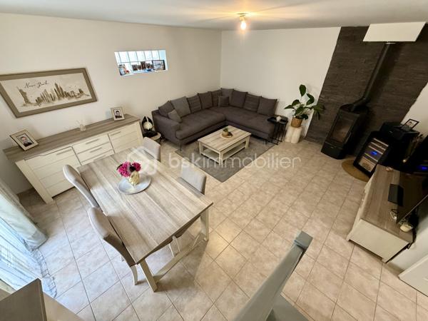 Située dans un secteur très calme et recherché de Saintry sur Seine.

Venez découvrir cette maison de 89m² mitoyenne d'un coté construite en 2007.

Au rez-de-chaussée une entrée desservant un double salon de 30m² donnant sur une terrasse privative de 25m², une cuisine fermée de 6m², un WC séparé et un garage attenant de 14m2.
A l'étage un palier vous guidera vers trois belles chambres avec placards de 11m², 11,5m² et 12m² dont une avec suite parentale avec salle de bain, ainsi qu'une salle d'eau et un WC séparé.

Vous bénéficierez également d'une place de parking sur le côté de la maison.

Charges de copropriété : 80€ / mois (eau froide)
Taxe foncière : 1944€

LES BONUS :
- Double vitrage PVC
- Poêle à bois

COMMODITÉS :
- Carré Sénart à 10min en voiture
- Centre ville avec boulangerie, pharmacie, superette... à 5min à pieds
- Complexe sportif Salle Corot à 5min en voiture 
- Bibliothèque, école de dessin et de musique
- Ecoles : Maternelle et primaire dans la ville, Collège à St Germain les Corbeil, Lycée à Corbeil ou Evry
- Transports : Gare RER D de Corbeil Essonnes ou Savigny le temple - Nandy à 10minutes en voiture
- Bords de Seine 5min à pieds 

Disponible 7jrs/7 n'hésitez pas à me contacter pour faire une visite ou avoir plus d'infos concernant ce bien.

>> 100% OUVERT AU PARTAGE INTER AGENCE !! <<

VIDEO DISPONIBLE SUR DEMANDE OU EN LIEN DANS L'ANNONCE