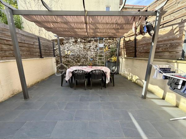 Située dans un secteur très calme et recherché de Saintry sur Seine.

Venez découvrir cette maison de 89m² mitoyenne d'un coté construite en 2007.

Au rez-de-chaussée une entrée desservant un double salon de 30m² donnant sur une terrasse privative de 25m², une cuisine fermée de 6m², un WC séparé et un garage attenant de 14m2.
A l'étage un palier vous guidera vers trois belles chambres avec placards de 11m², 11,5m² et 12m² dont une avec suite parentale avec salle de bain, ainsi qu'une salle d'eau et un WC séparé.

Vous bénéficierez également d'une place de parking sur le côté de la maison.

Charges de copropriété : 80€ / mois (eau froide)
Taxe foncière : 1944€

LES BONUS :
- Double vitrage PVC
- Poêle à bois

COMMODITÉS :
- Carré Sénart à 10min en voiture
- Centre ville avec boulangerie, pharmacie, superette... à 5min à pieds
- Complexe sportif Salle Corot à 5min en voiture 
- Bibliothèque, école de dessin et de musique
- Ecoles : Maternelle et primaire dans la ville, Collège à St Germain les Corbeil, Lycée à Corbeil ou Evry
- Transports : Gare RER D de Corbeil Essonnes ou Savigny le temple - Nandy à 10minutes en voiture
- Bords de Seine 5min à pieds 

Disponible 7jrs/7 n'hésitez pas à me contacter pour faire une visite ou avoir plus d'infos concernant ce bien.

>> 100% OUVERT AU PARTAGE INTER AGENCE !! <<

VIDEO DISPONIBLE SUR DEMANDE OU EN LIEN DANS L'ANNONCE