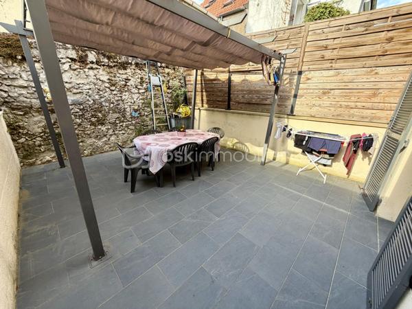 Située dans un secteur très calme et recherché de Saintry sur Seine.

Venez découvrir cette maison de 89m² mitoyenne d'un coté construite en 2007.

Au rez-de-chaussée une entrée desservant un double salon de 30m² donnant sur une terrasse privative de 25m², une cuisine fermée de 6m², un WC séparé et un garage attenant de 14m2.
A l'étage un palier vous guidera vers trois belles chambres avec placards de 11m², 11,5m² et 12m² dont une avec suite parentale avec salle de bain, ainsi qu'une salle d'eau et un WC séparé.

Vous bénéficierez également d'une place de parking sur le côté de la maison.

Charges de copropriété : 80€ / mois (eau froide)
Taxe foncière : 1944€

LES BONUS :
- Double vitrage PVC
- Poêle à bois

COMMODITÉS :
- Carré Sénart à 10min en voiture
- Centre ville avec boulangerie, pharmacie, superette... à 5min à pieds
- Complexe sportif Salle Corot à 5min en voiture 
- Bibliothèque, école de dessin et de musique
- Ecoles : Maternelle et primaire dans la ville, Collège à St Germain les Corbeil, Lycée à Corbeil ou Evry
- Transports : Gare RER D de Corbeil Essonnes ou Savigny le temple - Nandy à 10minutes en voiture
- Bords de Seine 5min à pieds 

Disponible 7jrs/7 n'hésitez pas à me contacter pour faire une visite ou avoir plus d'infos concernant ce bien.

>> 100% OUVERT AU PARTAGE INTER AGENCE !! <<

VIDEO DISPONIBLE SUR DEMANDE OU EN LIEN DANS L'ANNONCE