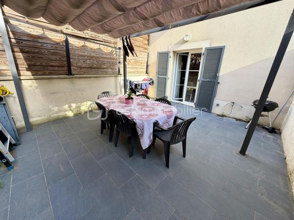 Située dans un secteur très calme et recherché de Saintry sur Seine.

Venez découvrir cette maison de 89m² mitoyenne d'un coté construite en 2007.

Au rez-de-chaussée une entrée desservant un double salon de 30m² donnant sur une terrasse privative de 25m², une cuisine fermée de 6m², un WC séparé et un garage attenant de 14m2.
A l'étage un palier vous guidera vers trois belles chambres avec placards de 11m², 11,5m² et 12m² dont une avec suite parentale avec salle de bain, ainsi qu'une salle d'eau et un WC séparé.

Vous bénéficierez également d'une place de parking sur le côté de la maison.

Charges de copropriété : 80€ / mois (eau froide)
Taxe foncière : 1944€

LES BONUS :
- Double vitrage PVC
- Poêle à bois

COMMODITÉS :
- Carré Sénart à 10min en voiture
- Centre ville avec boulangerie, pharmacie, superette... à 5min à pieds
- Complexe sportif Salle Corot à 5min en voiture 
- Bibliothèque, école de dessin et de musique
- Ecoles : Maternelle et primaire dans la ville, Collège à St Germain les Corbeil, Lycée à Corbeil ou Evry
- Transports : Gare RER D de Corbeil Essonnes ou Savigny le temple - Nandy à 10minutes en voiture
- Bords de Seine 5min à pieds 

Disponible 7jrs/7 n'hésitez pas à me contacter pour faire une visite ou avoir plus d'infos concernant ce bien.

>> 100% OUVERT AU PARTAGE INTER AGENCE !! <<

VIDEO DISPONIBLE SUR DEMANDE OU EN LIEN DANS L'ANNONCE