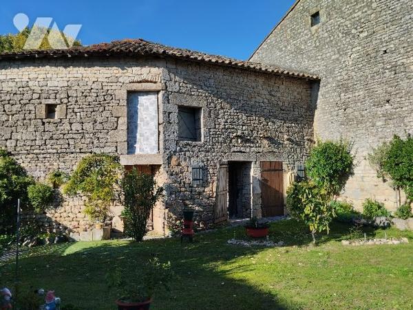 ENSEMBLE IMMOBILIER avec 1 hectare de TERRAIN