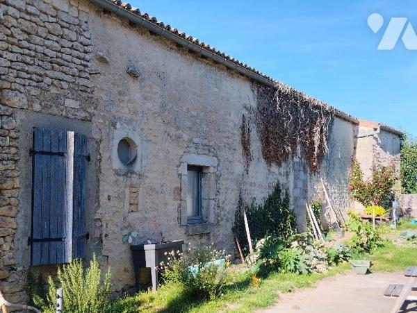 ENSEMBLE IMMOBILIER avec 1 hectare de TERRAIN