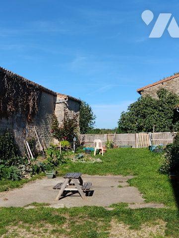 ENSEMBLE IMMOBILIER avec 1 hectare de TERRAIN