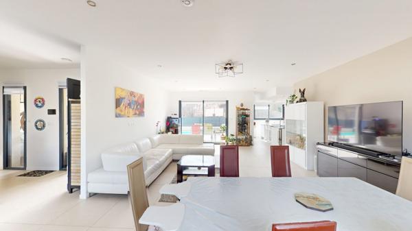 Villa T5 de 150 m2 avec garage et piscine