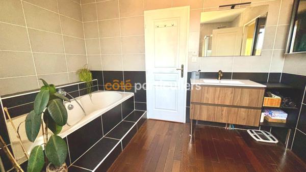 Vente
                Maison150 m² - 5 Pièces -
                    LANGOIRAN (33550)