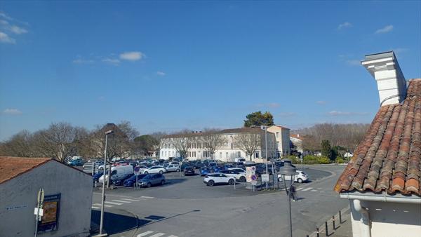 A vendre a Saujon, appartement T1 en plein centre ville a quelques minutes des thermes.