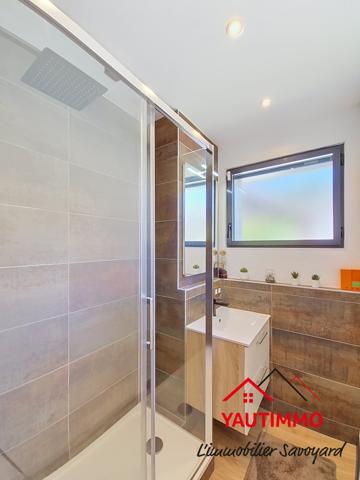 MAISON RÉCENTE 2022 – CONTEMPORAINE – 130 M² – 4 CHAMBRES + BUREAU – TERRAIN 780 M² – GARAGE DOUBLE 62 M² – CR