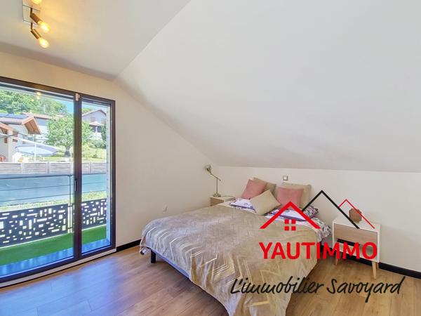 MAISON RÉCENTE 2022 – CONTEMPORAINE – 130 M² – 4 CHAMBRES + BUREAU – TERRAIN 780 M² – GARAGE DOUBLE 62 M² – CR