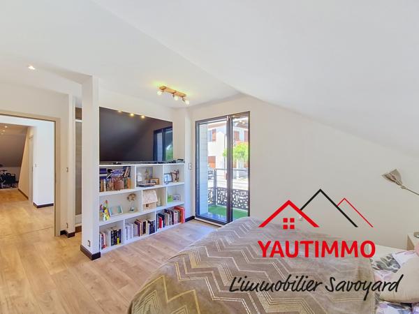 MAISON RÉCENTE 2022 – CONTEMPORAINE – 130 M² – 4 CHAMBRES + BUREAU – TERRAIN 780 M² – GARAGE DOUBLE 62 M² – CR
