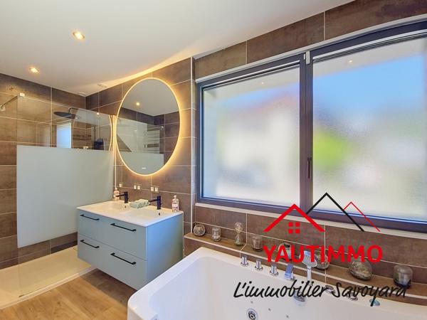 MAISON RÉCENTE 2022 – CONTEMPORAINE – 130 M² – 4 CHAMBRES + BUREAU – TERRAIN 780 M² – GARAGE DOUBLE 62 M² – CR