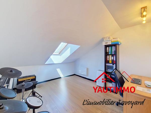 MAISON RÉCENTE 2022 – CONTEMPORAINE – 130 M² – 4 CHAMBRES + BUREAU – TERRAIN 780 M² – GARAGE DOUBLE 62 M² – CR