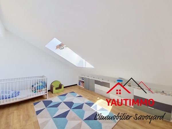 MAISON RÉCENTE 2022 – CONTEMPORAINE – 130 M² – 4 CHAMBRES + BUREAU – TERRAIN 780 M² – GARAGE DOUBLE 62 M² – CR