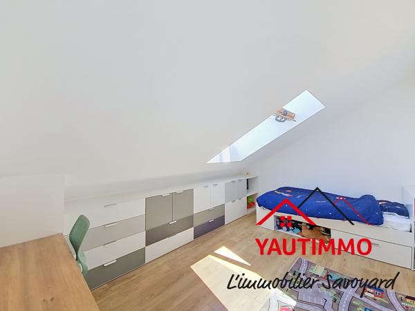 MAISON RÉCENTE 2022 – CONTEMPORAINE – 130 M² – 4 CHAMBRES + BUREAU – TERRAIN 780 M² – GARAGE DOUBLE 62 M² – CR