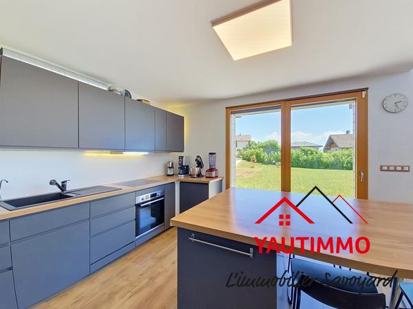 MAISON RÉCENTE 2022 – CONTEMPORAINE – 130 M² – 4 CHAMBRES + BUREAU – TERRAIN 780 M² – GARAGE DOUBLE 62 M² – CR