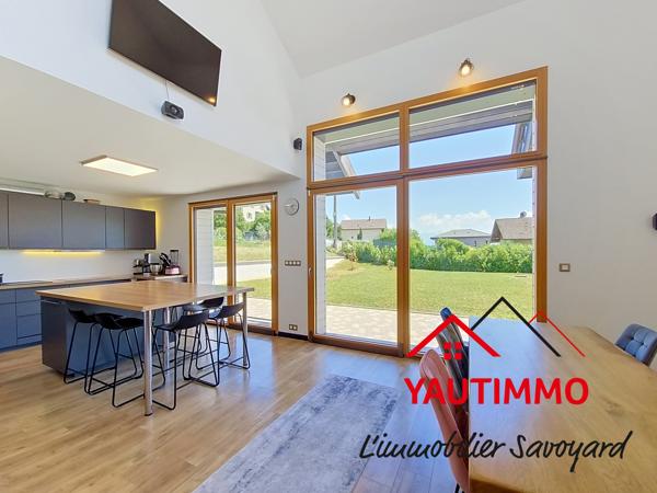 MAISON RÉCENTE 2022 – CONTEMPORAINE – 130 M² – 4 CHAMBRES + BUREAU – TERRAIN 780 M² – GARAGE DOUBLE 62 M² – CR