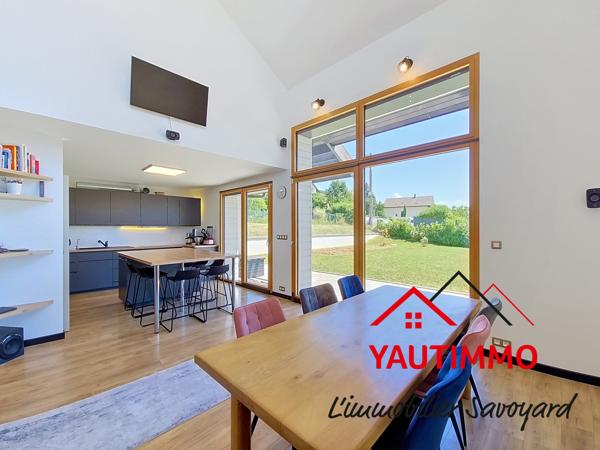 MAISON RÉCENTE 2022 – CONTEMPORAINE – 130 M² – 4 CHAMBRES + BUREAU – TERRAIN 780 M² – GARAGE DOUBLE 62 M² – CR