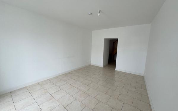 Maison à vendre    3 pièces • 85,71 m2 Saint-Jean-d'Angély