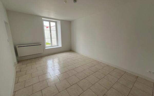 Maison à vendre    3 pièces • 85,71 m2 Saint-Jean-d'Angély