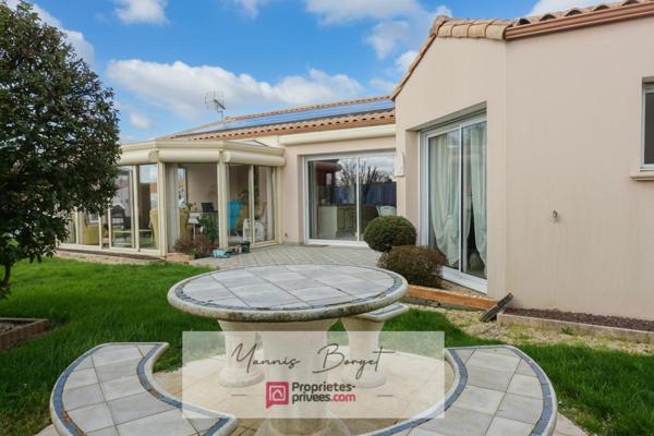 Maison plain-pied - 155 m² - Jardin - Garages et dépendances