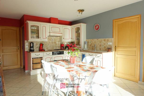 Maison plain-pied - 155 m² - Jardin - Garages et dépendances
