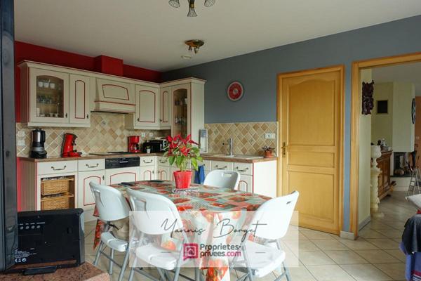 Maison plain-pied - 155 m² - Jardin - Garages et dépendances