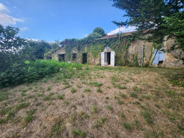 Sainte-Gemme-la-Plaine (85400) Bâtisse en pierre à rénover avec beau jardin de 1216m2.