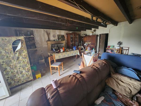 Sainte-Gemme-la-Plaine (85400) Bâtisse en pierre à rénover avec beau jardin de 1216m2.