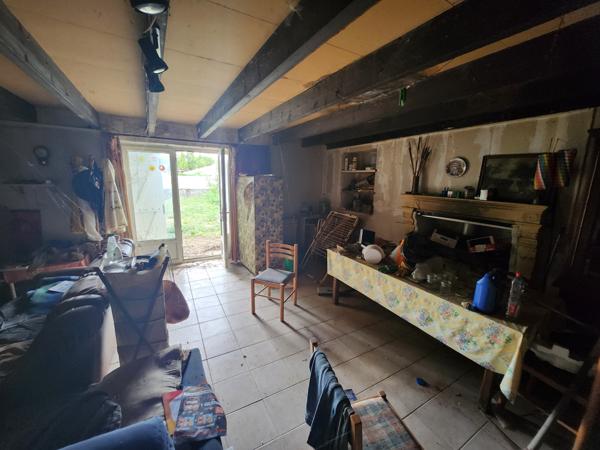 Sainte-Gemme-la-Plaine (85400) Bâtisse en pierre à rénover avec beau jardin de 1216m2.