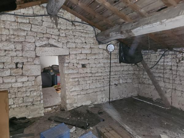 Sainte-Gemme-la-Plaine (85400) Bâtisse en pierre à rénover avec beau jardin de 1216m2.