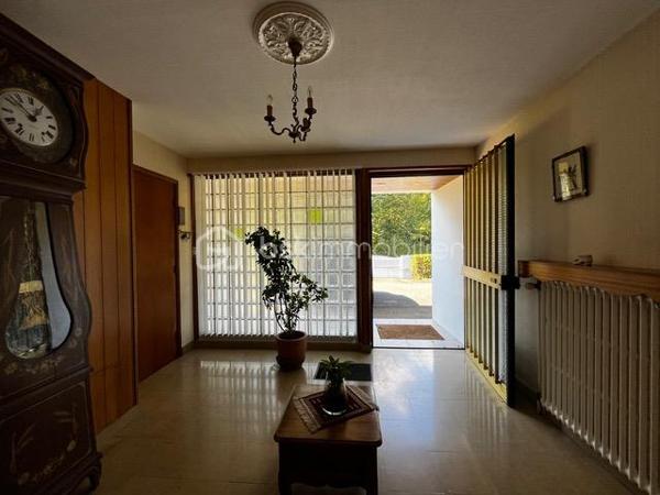Je vous invite à découvrir cette magnifique maison d'architecte inspirée par l'iconique Le Corbusier, à la fois luxueuse, avant-gardiste et intemporelle. Se référant à l'architecture moderne elle se distingue par ses lignes épurées, ses matériaux nobles, ses grandes baies vitrées et ses pièces spacieuses baignées de lumière.

Située dans un quartier résidentiel prisé de Bourg en Bresse, en bordure de zone verte, elle est à proximité immédiate des commerces, transports, établissements scolaires, à seulement 7 minutes du centre ville et 8 minutes de l'A40.

La maison, d'une superficie totale de 300M2 s'organise sur deux niveaux avec 230M2 habitables. 
A l'étage 3 chambres, 1 bureau, une cuisine de 15M2 ouverte ou non sur le séjour selon vos envies et un grand séjour de 50M2 qui donne sur une terrasse de 25M2 sans vis à vis, offrant une vue dégagée sur la verdure.
Au RCH  hall d'entrée, buanderie, cave à vin, 3 garages pouvant être transformés en partie habitable ainsi qu'un espace de 50M2 avec douche et WC,  modulable selon vos besoins: T2 indépendant, local pour profession indépendante, atelier d'artiste, salle de sport ou de cinéma... 

Le terrain clos et arboré de 2000M2 est agrémenté d'une piscine avec volet électrique, il dispose d'un parking pour 4 voitures et est constructible.

En résumé, un cadre de vie unique vous est offert dans cette somptueuse demeure aux nombreuses possibilités d'aménagements. Elle n'attend que votre touche personnelle pour en faire un écrin d'élégance et de modernité!
Contactez moi pour plus d'informations et pour organiser une visite!