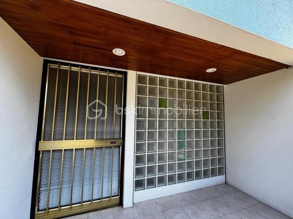 Je vous invite à découvrir cette magnifique maison d'architecte inspirée par l'iconique Le Corbusier, à la fois luxueuse, avant-gardiste et intemporelle. Se référant à l'architecture moderne elle se distingue par ses lignes épurées, ses matériaux nobles, ses grandes baies vitrées et ses pièces spacieuses baignées de lumière.

Située dans un quartier résidentiel prisé de Bourg en Bresse, en bordure de zone verte, elle est à proximité immédiate des commerces, transports, établissements scolaires, à seulement 7 minutes du centre ville et 8 minutes de l'A40.

La maison, d'une superficie totale de 300M2 s'organise sur deux niveaux avec 230M2 habitables. 
A l'étage 3 chambres, 1 bureau, une cuisine de 15M2 ouverte ou non sur le séjour selon vos envies et un grand séjour de 50M2 qui donne sur une terrasse de 25M2 sans vis à vis, offrant une vue dégagée sur la verdure.
Au RCH  hall d'entrée, buanderie, cave à vin, 3 garages pouvant être transformés en partie habitable ainsi qu'un espace de 50M2 avec douche et WC,  modulable selon vos besoins: T2 indépendant, local pour profession indépendante, atelier d'artiste, salle de sport ou de cinéma... 

Le terrain clos et arboré de 2000M2 est agrémenté d'une piscine avec volet électrique, il dispose d'un parking pour 4 voitures et est constructible.

En résumé, un cadre de vie unique vous est offert dans cette somptueuse demeure aux nombreuses possibilités d'aménagements. Elle n'attend que votre touche personnelle pour en faire un écrin d'élégance et de modernité!
Contactez moi pour plus d'informations et pour organiser une visite!