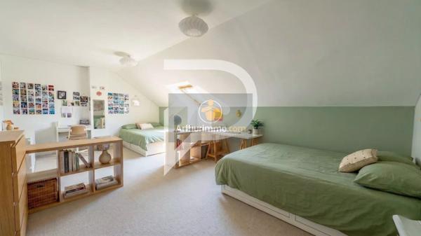 Vente                                                      Maison
                        
                     9 pièces                      190 m2                     à Noisy-le-Roi
