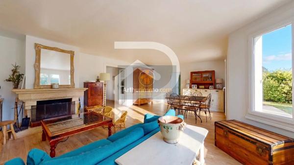 Vente                                                      Maison
                        
                     9 pièces                      190 m2                     à Noisy-le-Roi