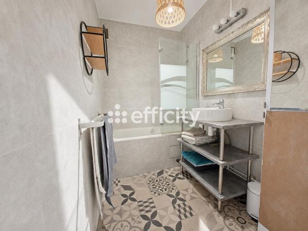 Appartement
         3 pièces
        - 65 m² 310 000 € *