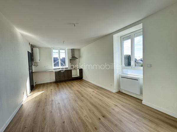 Investisseurs, découvrez cet appartement F3 aux beaux volumes, offrant un agencement fonctionnel et surtout l’avantage d’être déjà loué.

Le bien se compose d’une entrée, d’un salon-séjour lumineux, d’une cuisine aménagée, de deux chambres spacieuses, ainsi que d’une salle d’eau avec WC.

Son emplacement, dans un secteur recherché à proximité immédiate des commerces, des transports et des établissements scolaires, constitue un véritable atout pour la location et contribue à son attractivité auprès des locataires. Un placement locatif avec revenus immédiats

L’appartement est actuellement loué en location nue au prix de 790 € par mois, permettant à son acquéreur de bénéficier d’un revenu locatif dès l’acquisition, sans période de recherche de locataire.
Une opportunité idéale pour un investisseur souhaitant acquérir un bien déjà loué et générant des revenus locatifs.