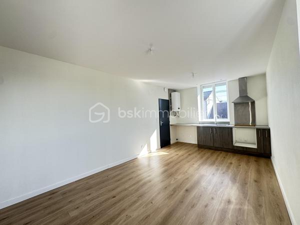Investisseurs, découvrez cet appartement F3 aux beaux volumes, offrant un agencement fonctionnel et surtout l’avantage d’être déjà loué.

Le bien se compose d’une entrée, d’un salon-séjour lumineux, d’une cuisine aménagée, de deux chambres spacieuses, ainsi que d’une salle d’eau avec WC.

Son emplacement, dans un secteur recherché à proximité immédiate des commerces, des transports et des établissements scolaires, constitue un véritable atout pour la location et contribue à son attractivité auprès des locataires. Un placement locatif avec revenus immédiats

L’appartement est actuellement loué en location nue au prix de 790 € par mois, permettant à son acquéreur de bénéficier d’un revenu locatif dès l’acquisition, sans période de recherche de locataire.
Une opportunité idéale pour un investisseur souhaitant acquérir un bien déjà loué et générant des revenus locatifs.