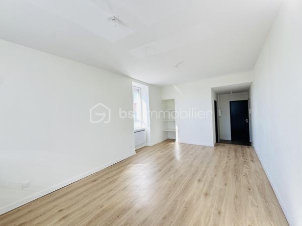 Investisseurs, découvrez cet appartement F3 aux beaux volumes, offrant un agencement fonctionnel et surtout l’avantage d’être déjà loué.

Le bien se compose d’une entrée, d’un salon-séjour lumineux, d’une cuisine aménagée, de deux chambres spacieuses, ainsi que d’une salle d’eau avec WC.

Son emplacement, dans un secteur recherché à proximité immédiate des commerces, des transports et des établissements scolaires, constitue un véritable atout pour la location et contribue à son attractivité auprès des locataires. Un placement locatif avec revenus immédiats

L’appartement est actuellement loué en location nue au prix de 790 € par mois, permettant à son acquéreur de bénéficier d’un revenu locatif dès l’acquisition, sans période de recherche de locataire.
Une opportunité idéale pour un investisseur souhaitant acquérir un bien déjà loué et générant des revenus locatifs.