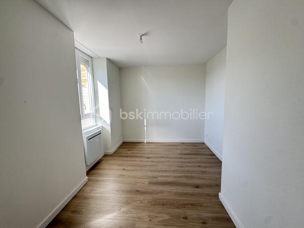Investisseurs, découvrez cet appartement F3 aux beaux volumes, offrant un agencement fonctionnel et surtout l’avantage d’être déjà loué.

Le bien se compose d’une entrée, d’un salon-séjour lumineux, d’une cuisine aménagée, de deux chambres spacieuses, ainsi que d’une salle d’eau avec WC.

Son emplacement, dans un secteur recherché à proximité immédiate des commerces, des transports et des établissements scolaires, constitue un véritable atout pour la location et contribue à son attractivité auprès des locataires. Un placement locatif avec revenus immédiats

L’appartement est actuellement loué en location nue au prix de 790 € par mois, permettant à son acquéreur de bénéficier d’un revenu locatif dès l’acquisition, sans période de recherche de locataire.
Une opportunité idéale pour un investisseur souhaitant acquérir un bien déjà loué et générant des revenus locatifs.