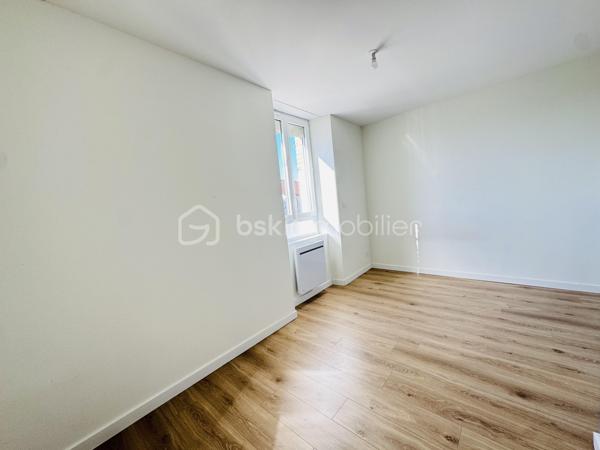 Investisseurs, découvrez cet appartement F3 aux beaux volumes, offrant un agencement fonctionnel et surtout l’avantage d’être déjà loué.

Le bien se compose d’une entrée, d’un salon-séjour lumineux, d’une cuisine aménagée, de deux chambres spacieuses, ainsi que d’une salle d’eau avec WC.

Son emplacement, dans un secteur recherché à proximité immédiate des commerces, des transports et des établissements scolaires, constitue un véritable atout pour la location et contribue à son attractivité auprès des locataires. Un placement locatif avec revenus immédiats

L’appartement est actuellement loué en location nue au prix de 790 € par mois, permettant à son acquéreur de bénéficier d’un revenu locatif dès l’acquisition, sans période de recherche de locataire.
Une opportunité idéale pour un investisseur souhaitant acquérir un bien déjà loué et générant des revenus locatifs.