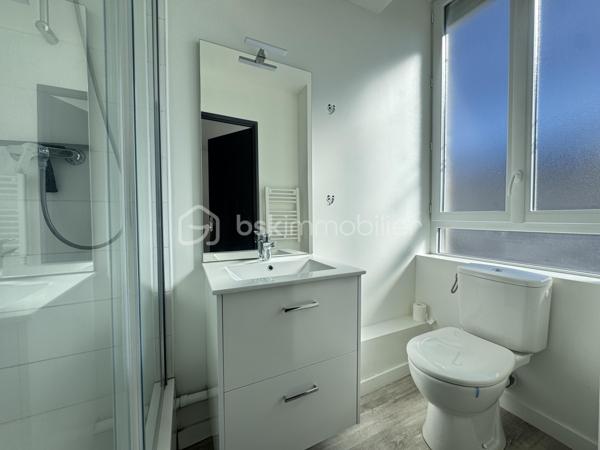 Investisseurs, découvrez cet appartement F3 aux beaux volumes, offrant un agencement fonctionnel et surtout l’avantage d’être déjà loué.

Le bien se compose d’une entrée, d’un salon-séjour lumineux, d’une cuisine aménagée, de deux chambres spacieuses, ainsi que d’une salle d’eau avec WC.

Son emplacement, dans un secteur recherché à proximité immédiate des commerces, des transports et des établissements scolaires, constitue un véritable atout pour la location et contribue à son attractivité auprès des locataires. Un placement locatif avec revenus immédiats

L’appartement est actuellement loué en location nue au prix de 790 € par mois, permettant à son acquéreur de bénéficier d’un revenu locatif dès l’acquisition, sans période de recherche de locataire.
Une opportunité idéale pour un investisseur souhaitant acquérir un bien déjà loué et générant des revenus locatifs.