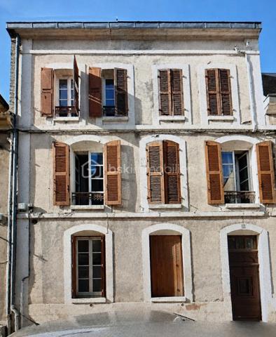 Joigny, centre historique
Immeuble locatif de 218 m² - comprenant 3 appartements, vendu loué. 
RDC : appt - 3 chambres, loué 480 € + 20 € de charges
1er étage : appt - 2 chambres, loué 540 € + 20 € de charges 
2ème étage : appt - 2 chambres, loué 430 € + 20 € de charges
Soit 17 400 € annuel (hors charges)
Foncier : 1381 €
